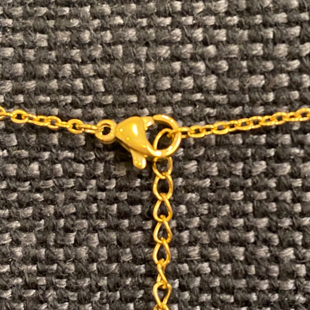 Gold Coin Bee 🐝 Pendant Necklace - Elegant Women's Layering Chain - Picture 5 of 6